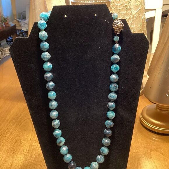 Vintage Blue Tones Acrylic Bead Necklace with Goldtone Push In Clasp - Picture 2 of 7